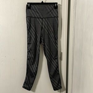Aerie Chill Play Move Gray Braid/Chain Print High Waisted 7/8 Leggings Medium